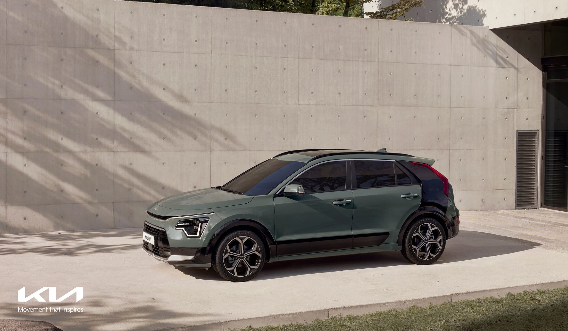 Vista lateral del Kia Niro destacando su línea aerodinámica.