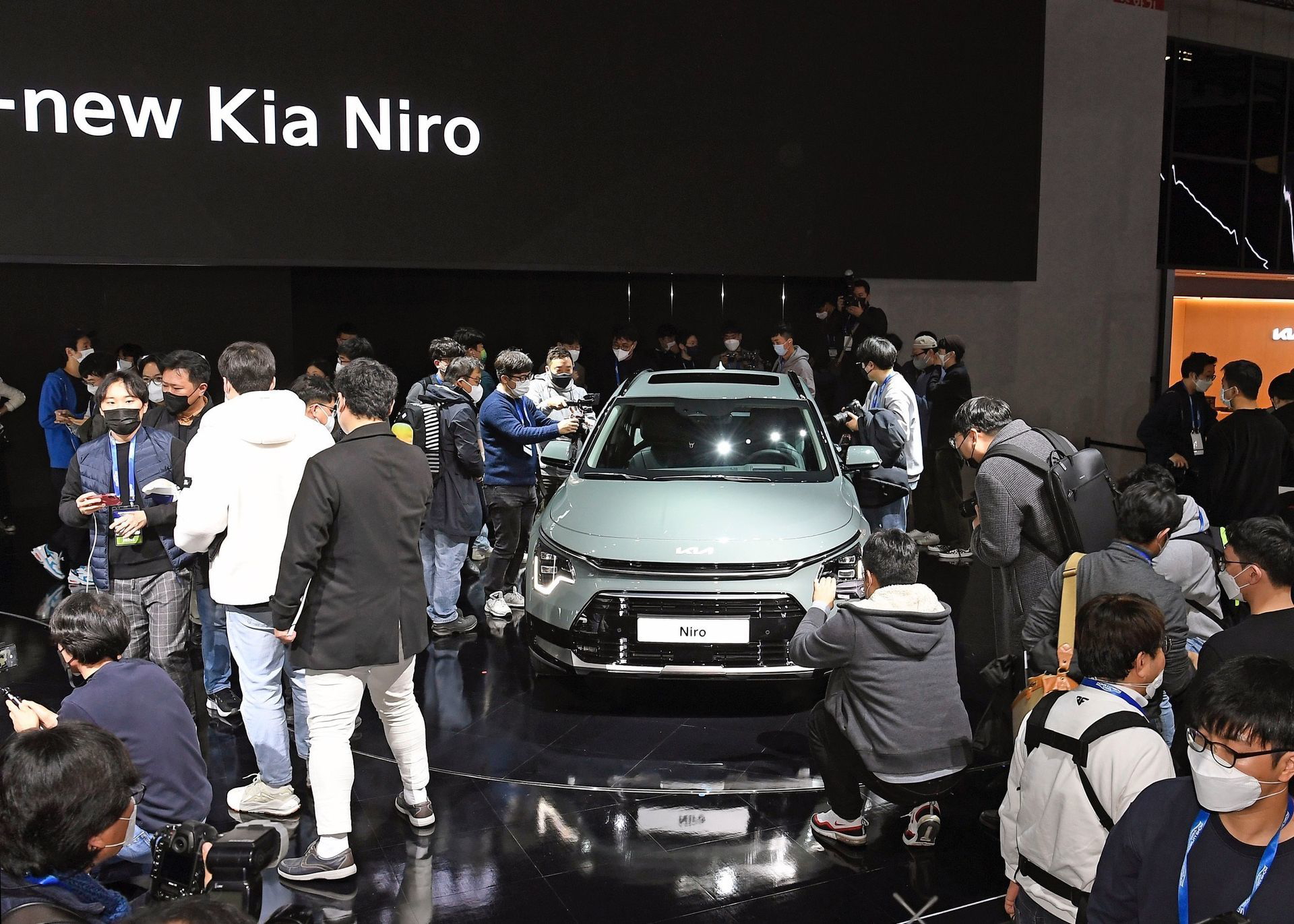 El Kia Niro capta atención en su presentación, mostrándose elegante y moderno.