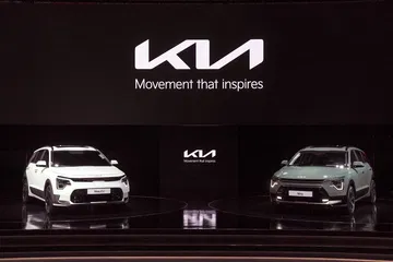 Vista frontal y trasera del Kia Niro en presentación oficial.