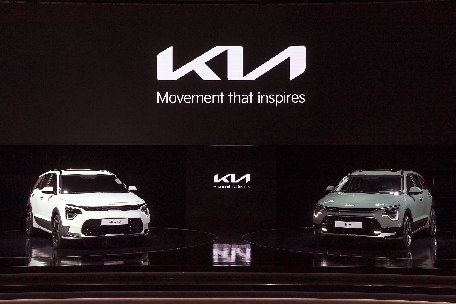Vista frontal y trasera del Kia Niro en presentación oficial.