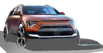Vista frontal del Kia Niro destacando su parrilla y ópticas modernas