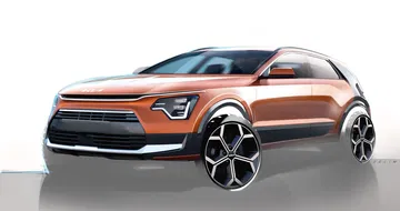 Vista angular delantera del Kia Niro que muestra su robusto diseño