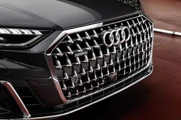 Vista detallada de la parrilla frontal del Audi A8, destacando su diseño distintivo.