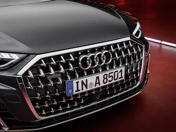 Vista impactante de la parrilla frontal característica de Audi A8, resaltando su diseño audaz.