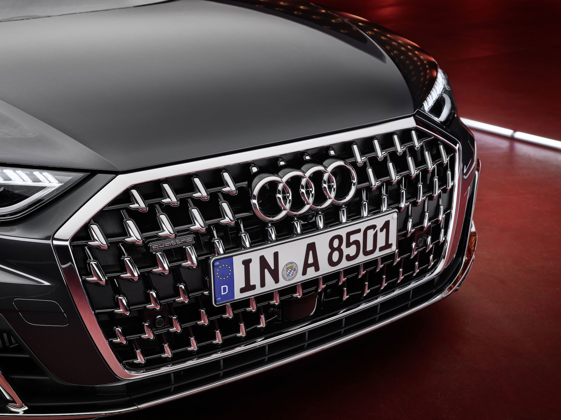 Vista impactante de la parrilla frontal característica de Audi A8, resaltando su diseño audaz.