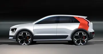 Vista lateral del Kia Niro resalta su diseño dinámico y moderno.