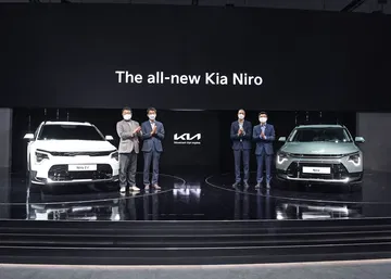 Vista frontal y trasera del Kia Niro en evento de presentación.