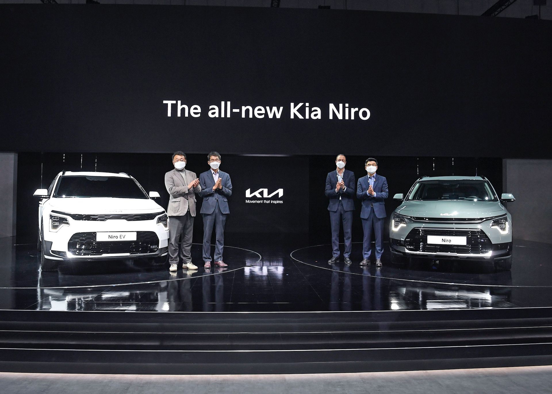 Vista frontal y trasera del Kia Niro en evento de presentación.