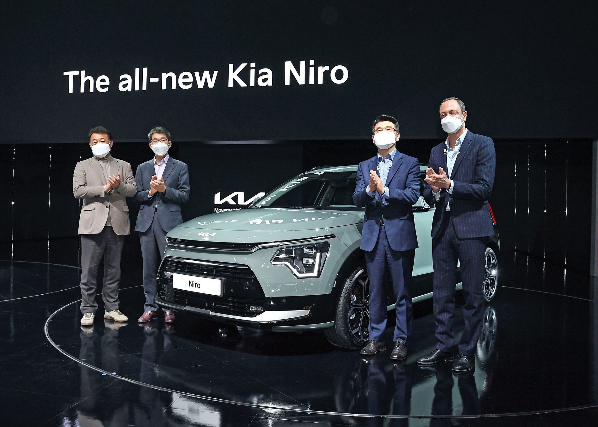 Vista frontal y lateral del Kia Niro en su presentación oficial.