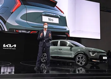 Vista trasera y lateral del nuevo Kia Niro en su presentación.
