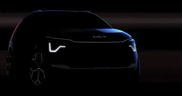 Vista lateral delantera del Kia Niro, destacando su línea de LEDs diurnos.