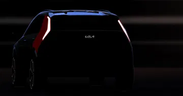 Vista trasera del Kia Niro destacando su diseño de iluminación.