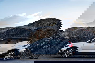 Volvo Xc40 Recharge P8 Awd In Glacier Silver