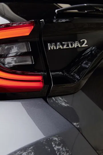 Mazda 2 Hybrid 2022 08 Exterior Opticas Traseras Logo