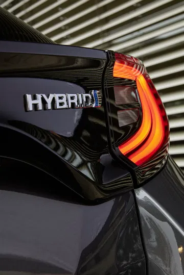 Mazda 2 Hybrid 2022 09 Exterior Opticas Traseras Logo