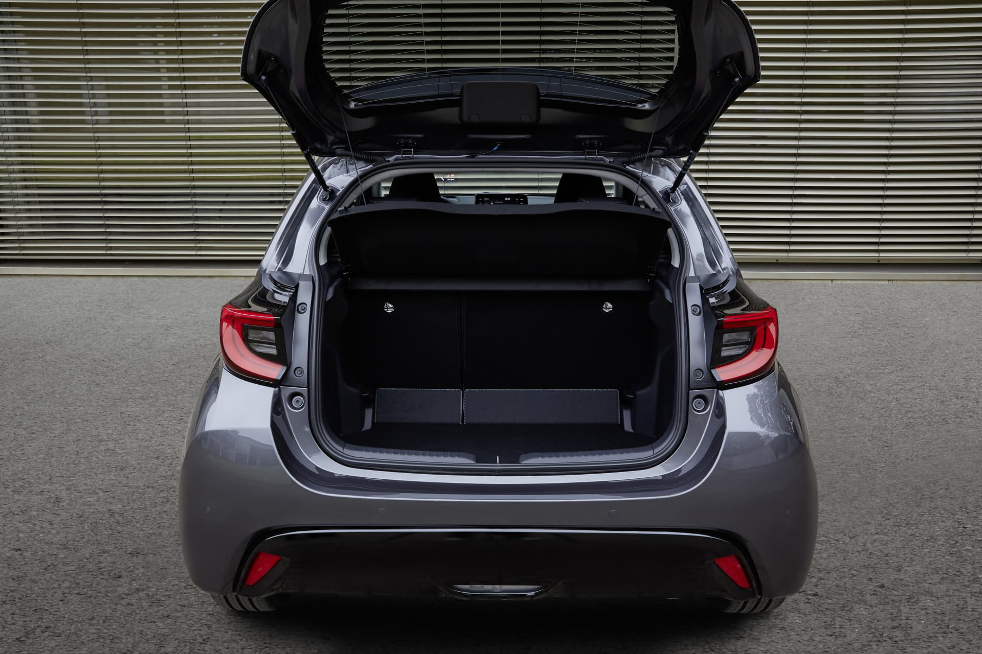 Mazda 2 Hybrid 2022 16 Interior Maletero