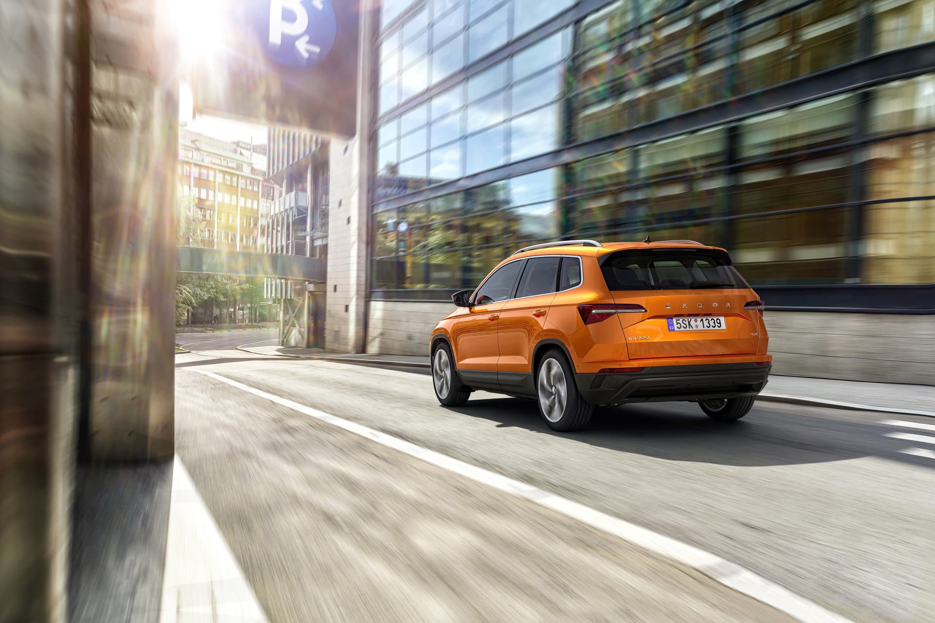 Skoda Karoq 2022 10 Exterior Trasera Naranja