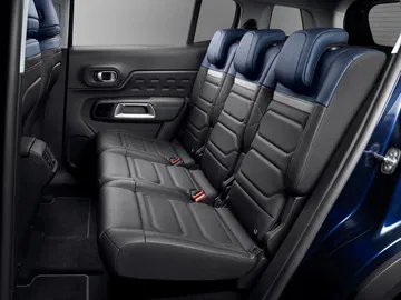 Vista lateral de los asientos traseros del Citroën C5 Aircross, destacando su comodidad y diseño.