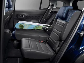 Vista lateral de los asientos traseros del Citroën C5 Aircross.