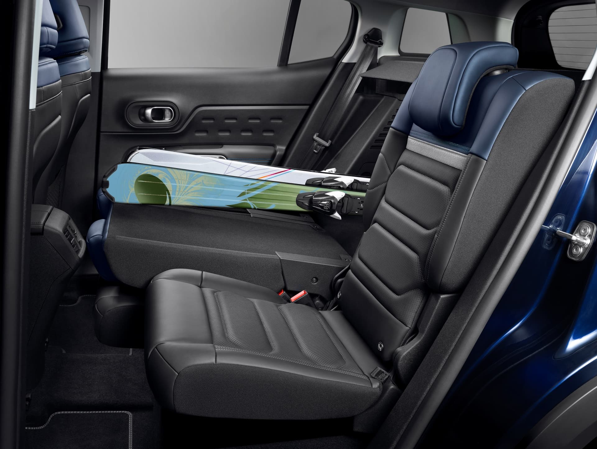 Vista lateral de los asientos traseros del Citroën C5 Aircross.