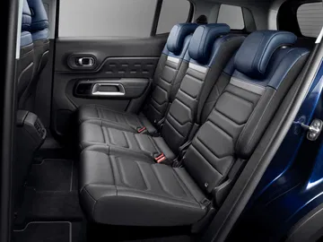 Vista lateral de los asientos traseros del Citroën C5 Aircross.