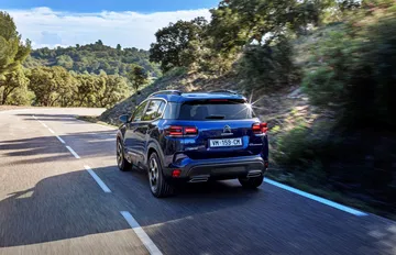 Vista dinámica del C5 Aircross desde ángulo trasero lateral, destacando su diseño.
