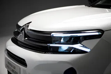 Vista cercana del faro delantero del Citroën C5 Aircross.