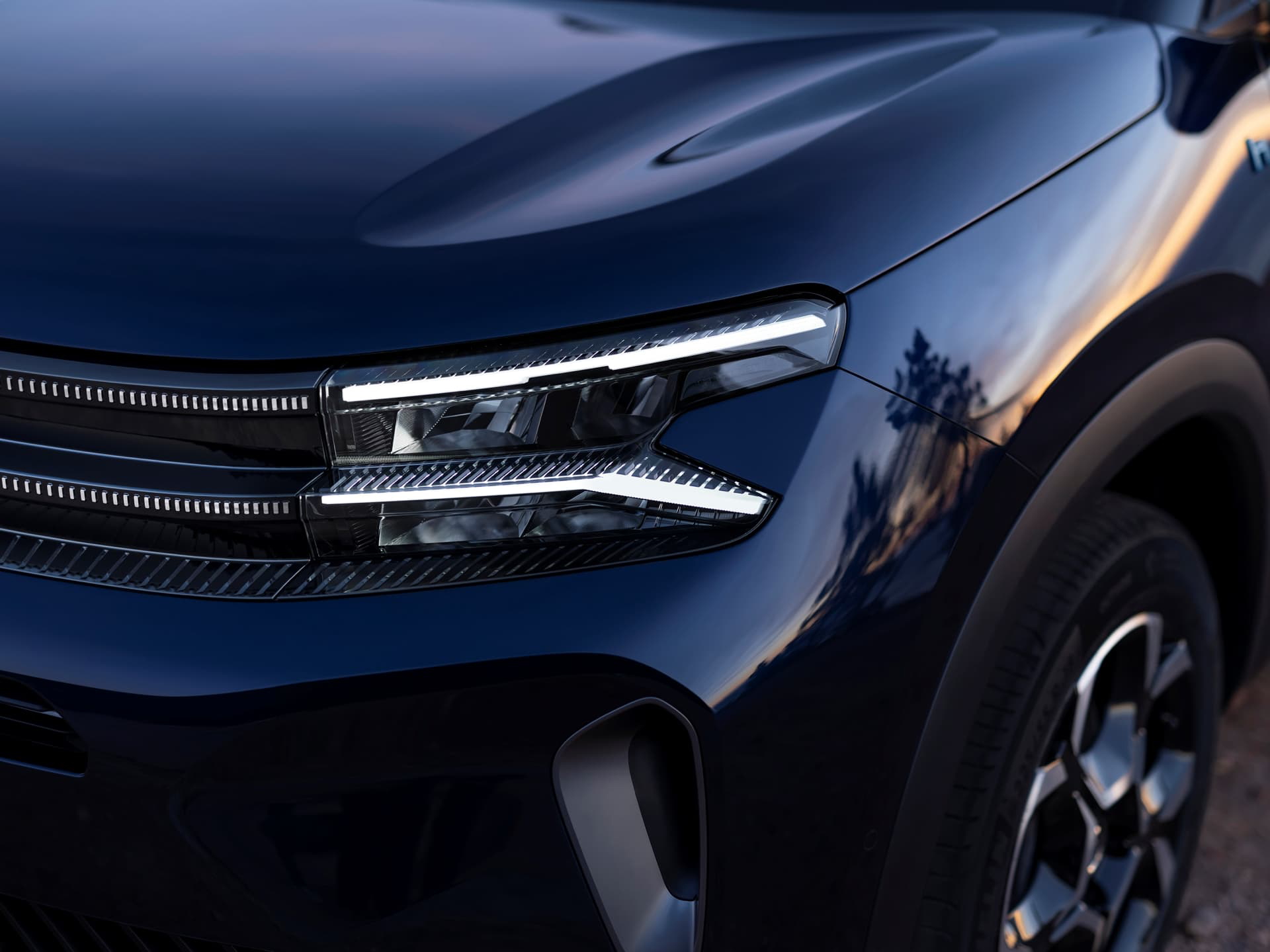 Primer plano del faro delantero del Citroën C5 Aircross, enfocando en su diseño LED.