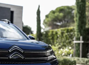 Vista en detalle de la parrilla y ópticas delanteras del Citroën C5 Aircross.