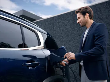 Imagen del Citroën C5 Aircross mientras se carga, enfoque lateral.