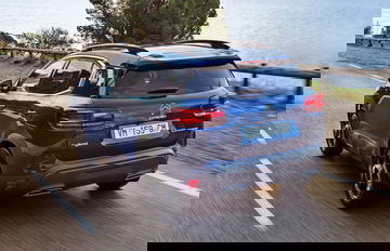 Vista trasera-lateral del Citroën C5 Aircross mostrando líneas y diseño de carrocería.