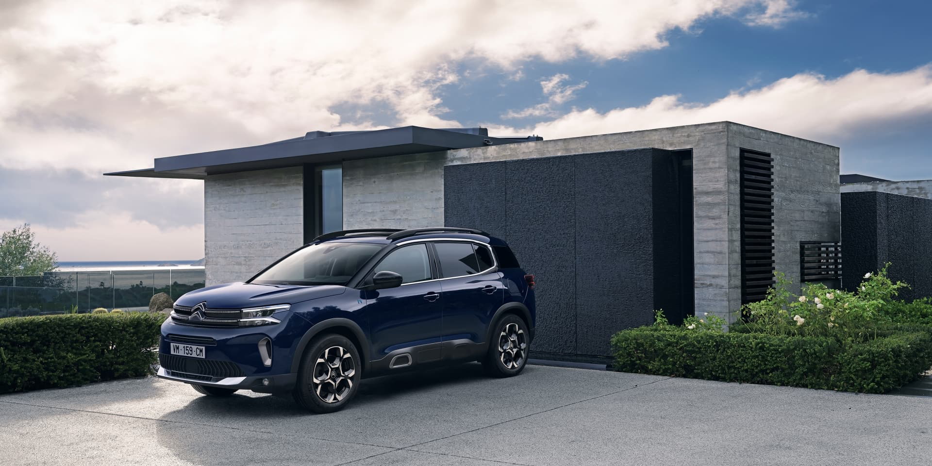 Vista lateral del Citroën C5 Aircross mostrando su línea y diseño modernos.