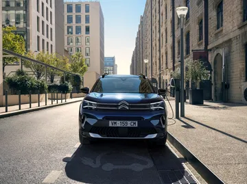 Vista frontal del Citroën C5 Aircross evidenciando su diseño moderno y robusto.