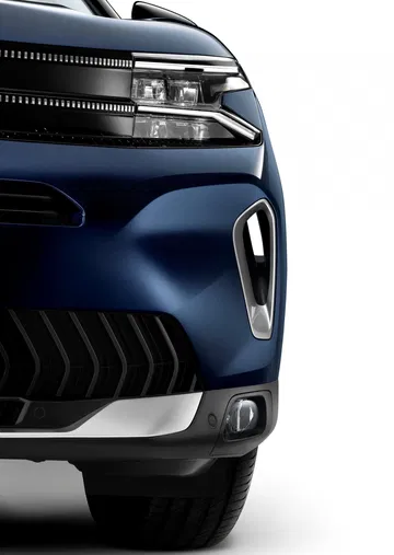 Vista detallada de la parte delantera del Citroën C5 Aircross, enfatizando su diseño robusto.
