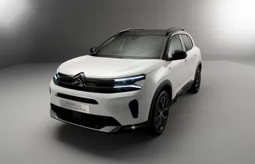 Vista delantera y lateral del Citroën C5 Aircross resaltando su diseño robusto.