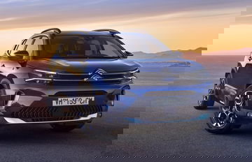 Vista frontal y lateral del Citroën C5 Aircross resaltando su diseño robusto.