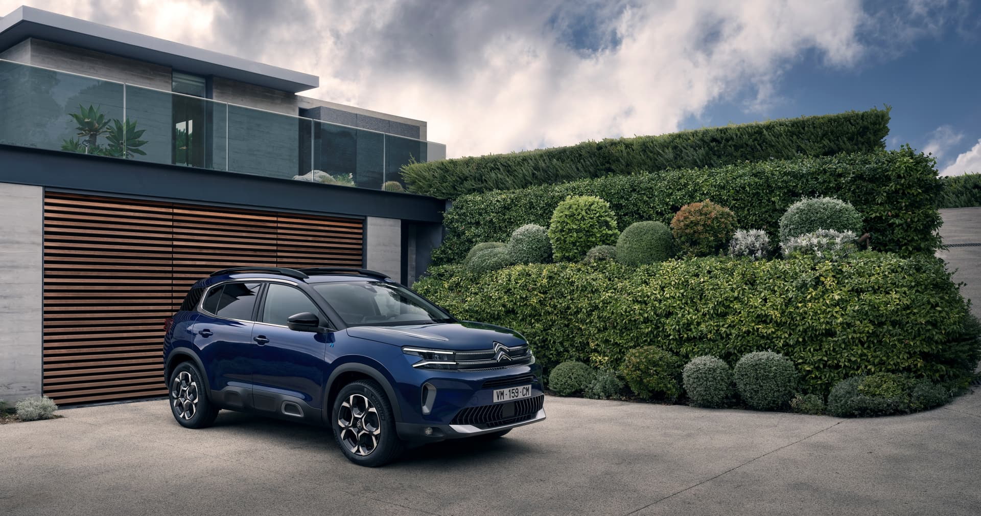 Vista elegante del Citroën C5 Aircross, destacando su frontal y línea lateral.