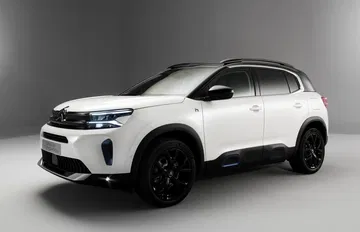 Vista angular delantera del Citroën C5 Aircross, destacando su diseño robusto.