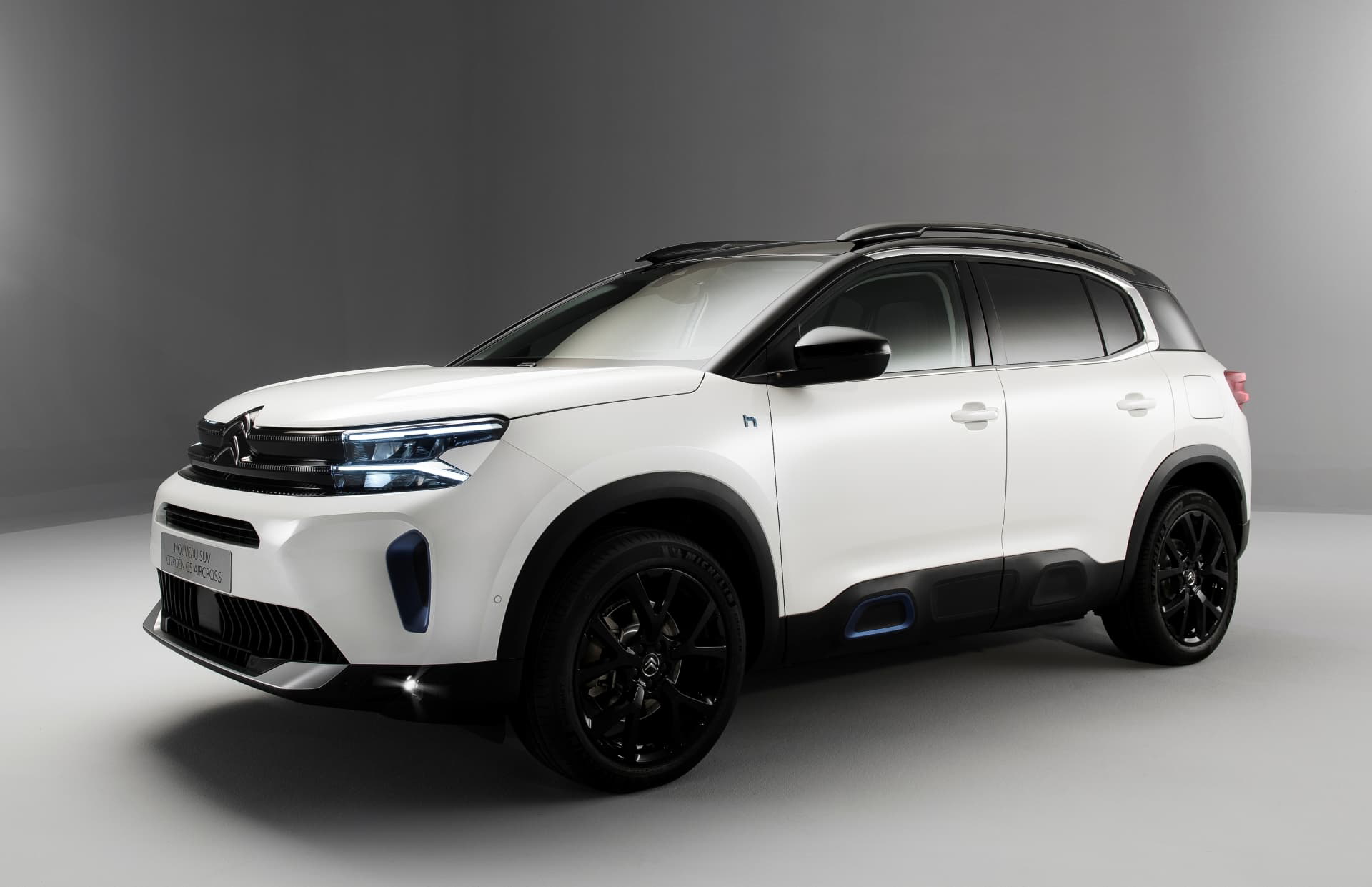 Vista angular delantera del Citroën C5 Aircross, destacando su diseño robusto.