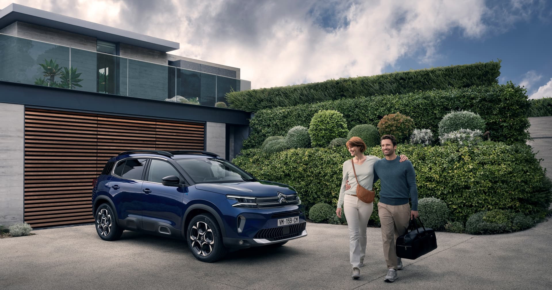 Vista lateral del Citroën C5 Aircross aparcado en zona residencial