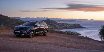 Citroën C5 Aircross capturado en un entorno al atardecer, mostrando su diseño lateral.
