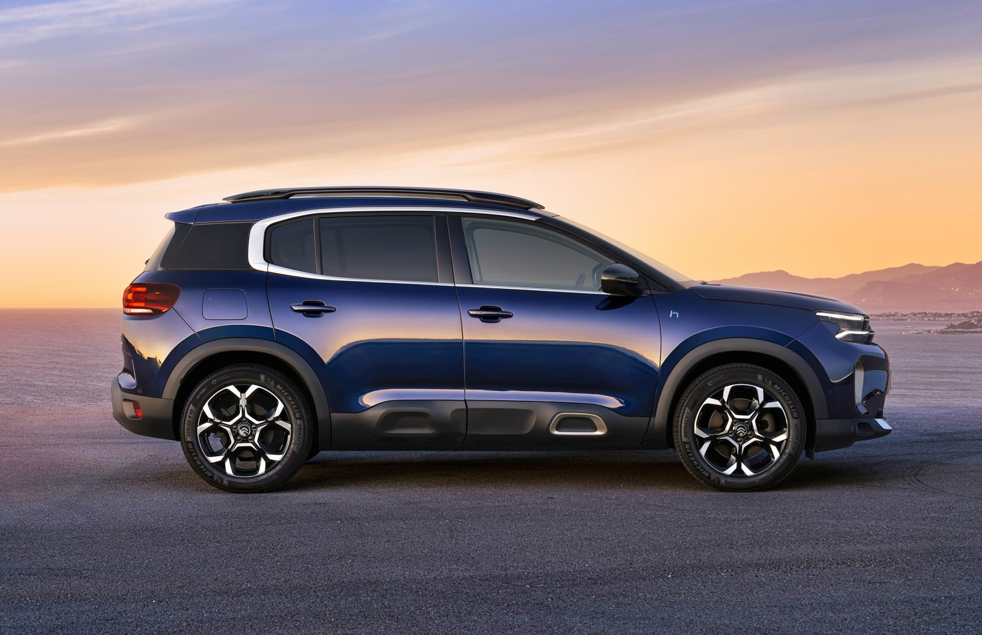 Vista lateral del Citroën C5 Aircross mostrando su diseño robusto.