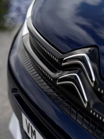 Vista cercana de la parrilla y el emblema del Citroën C5 Aircross.