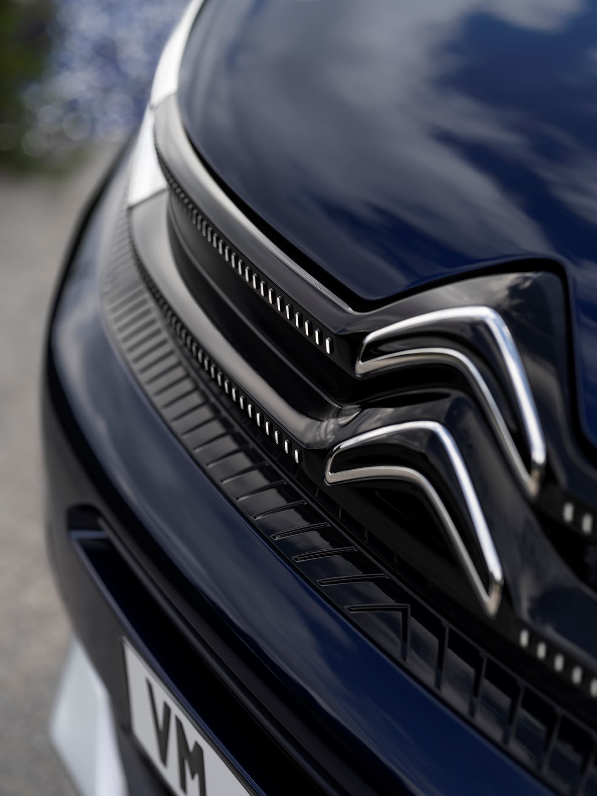 Vista cercana de la parrilla y el emblema del Citroën C5 Aircross.