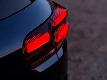 Vista cercana del piloto trasero del Citroën C5 Aircross, destacando su diseño elegante.