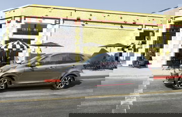 Vista lateral del Kia Picanto aparcado, destacando su diseño compacto y urbano.