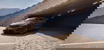 Vista lateral del Kia ProCeed perfilando su diseño deportivo y aerodinámico.