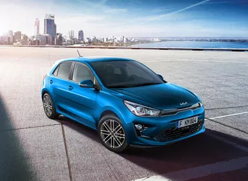 El Kia Rio en azul ostentando su perfil lateral dinámico y moderno.
