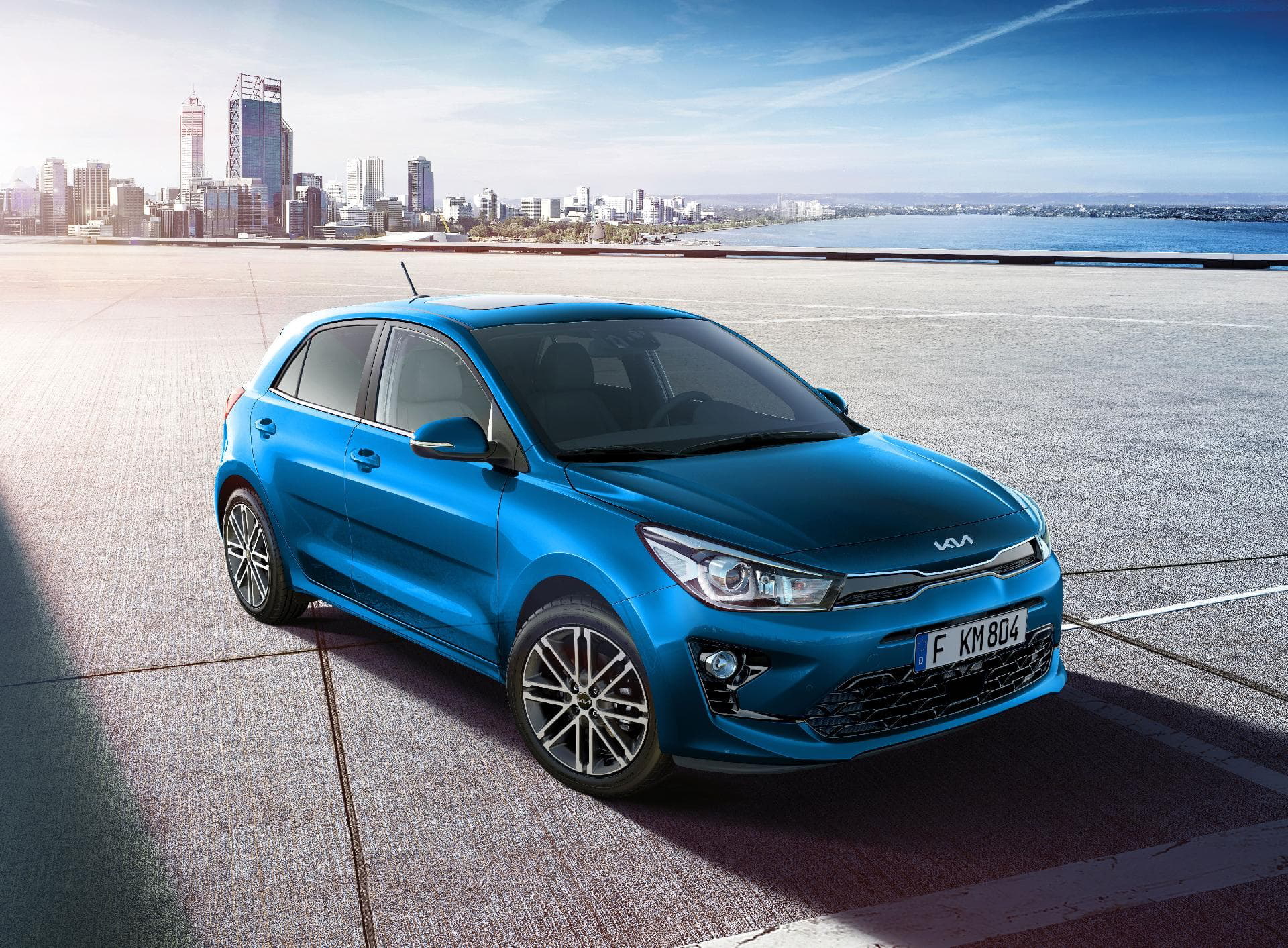 El Kia Rio en azul ostentando su perfil lateral dinámico y moderno.