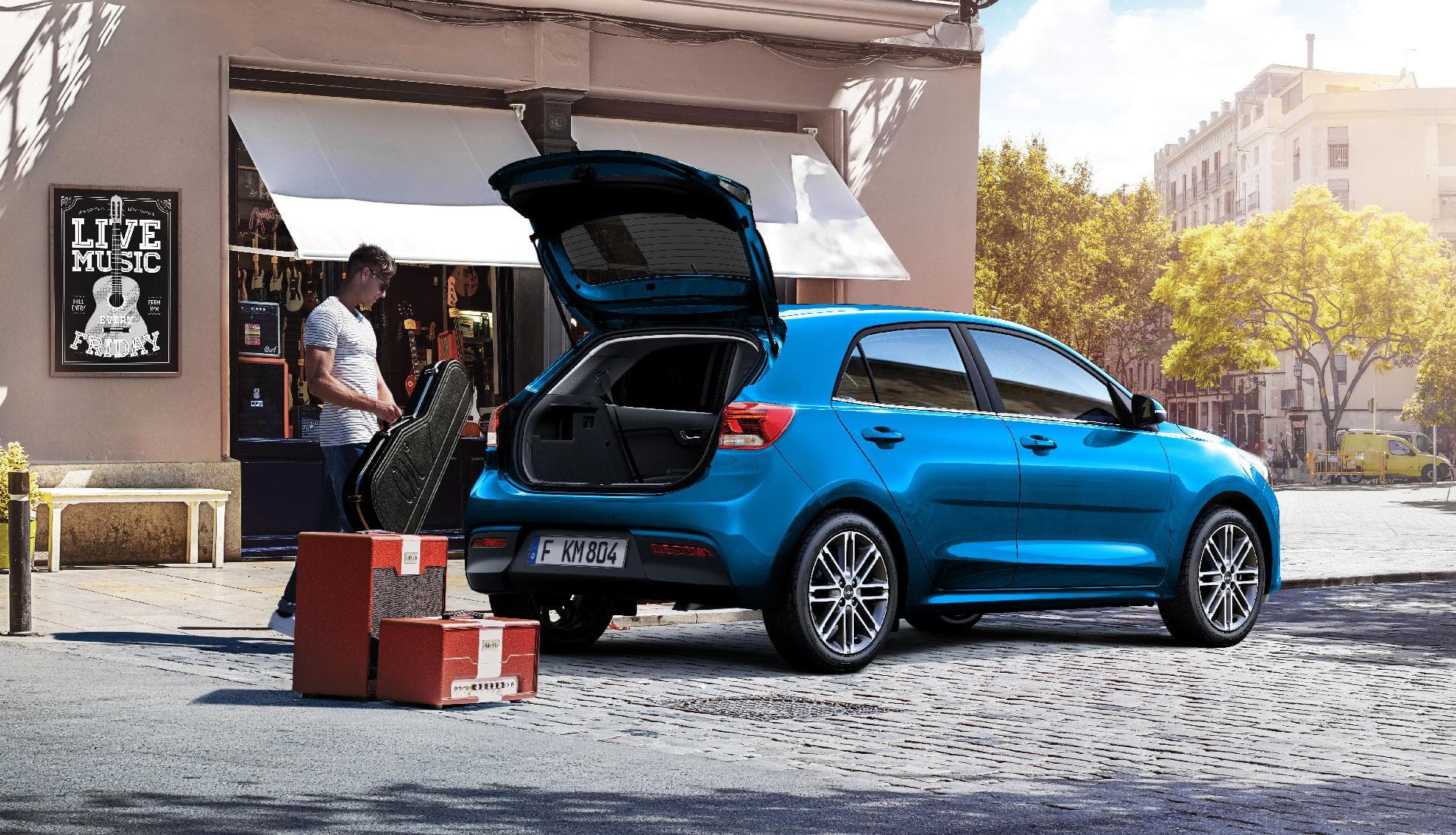 Vista trasera y lateral del Kia Rio mostrando su diseño y maletero abierto